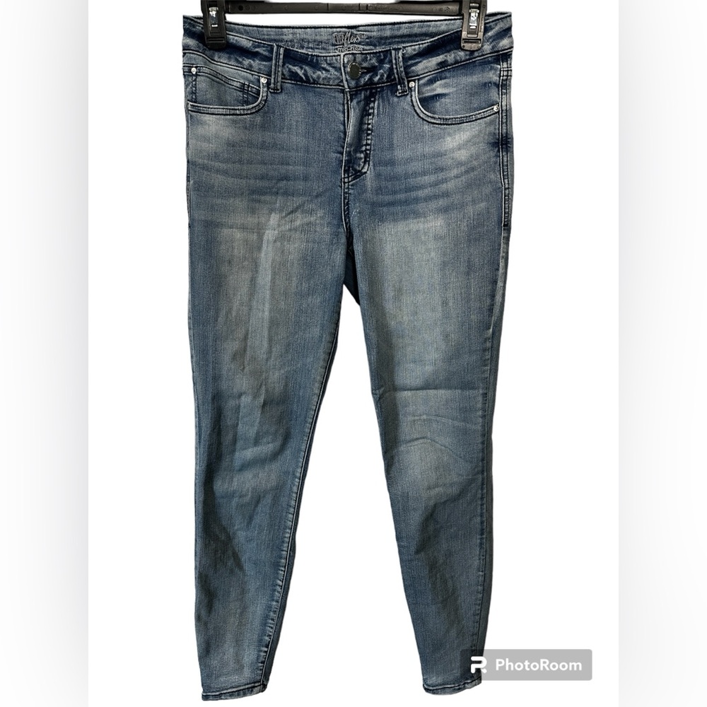 Maurice’s size 8 Everflex Skinny Jeans